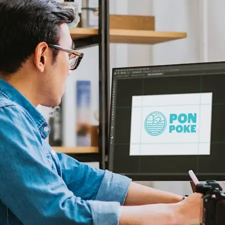 Diseñador trabajando un logo