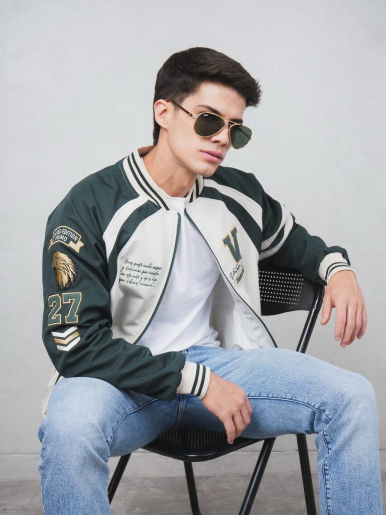 Varsity verde con parches
